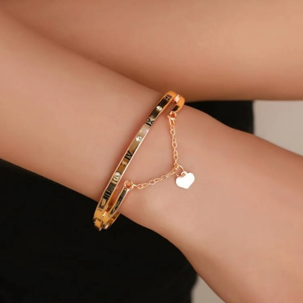 COPY - NWT Gold heart charm bracelet/ Statement jewellery